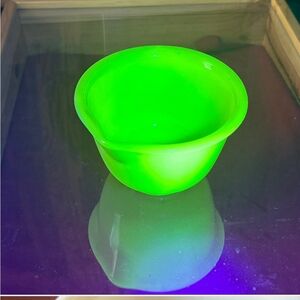 Vintage Jadeite Uranium Thick Glass Mixing Bowl w/Spout 4 1/2" tall. 7" wide